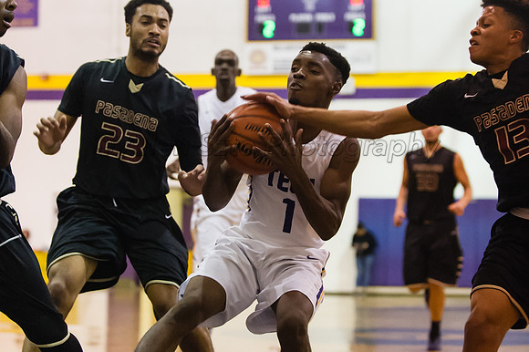 Los Angeles Trade-Tech guard Lawrence Carter (#1)